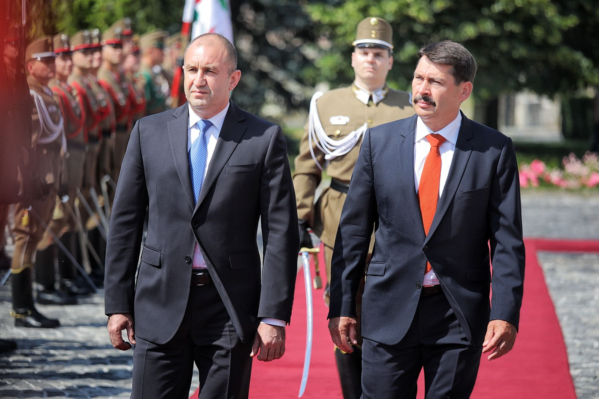Forrás: MH/Papajcsik Péter Áder János köztársasági elnök (j) fogadja Rumen Radev bolgár elnököt a Sándor-palota előtt