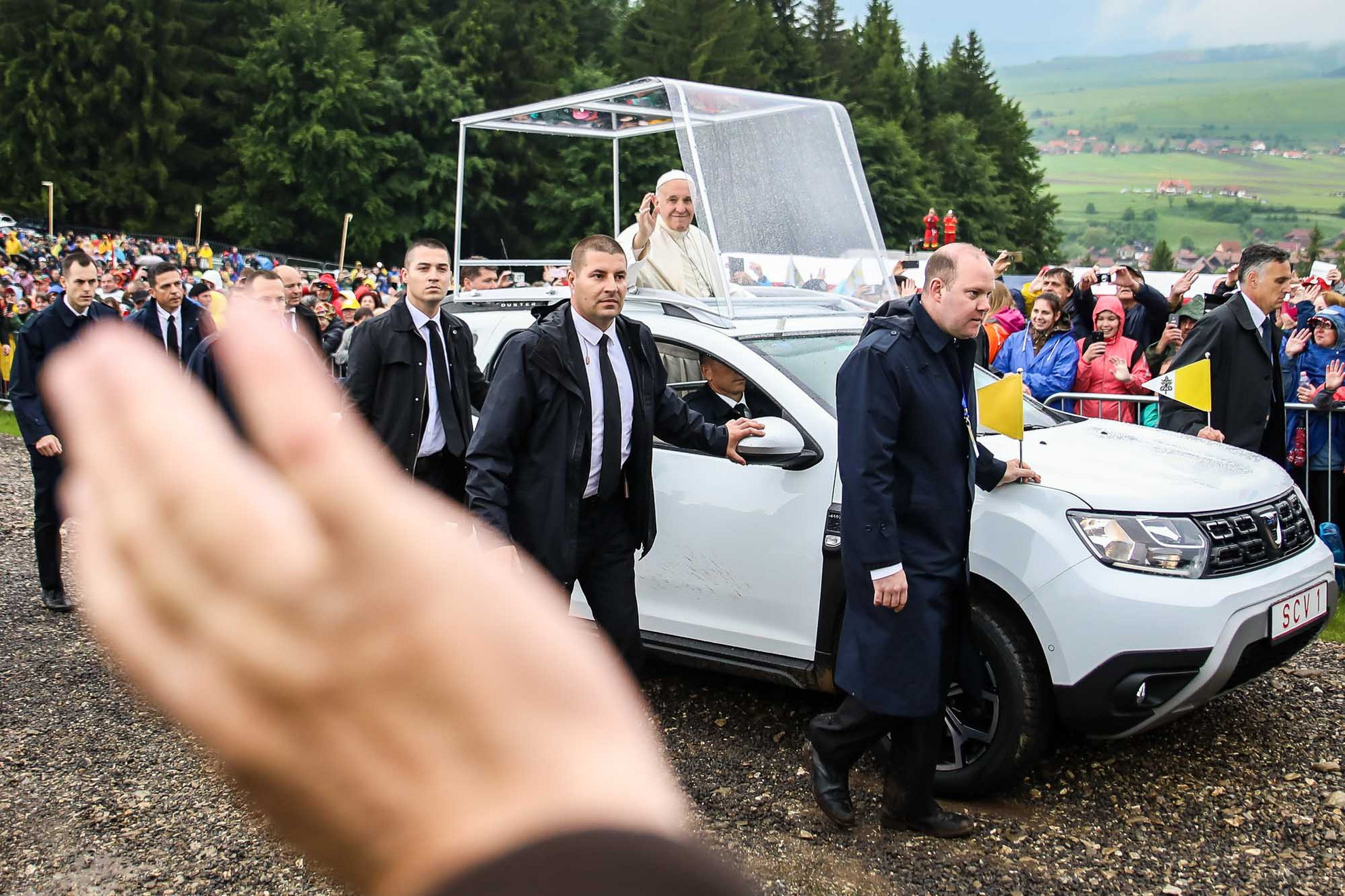 Fotó: MH/Bodnár Patrícia Szigorú biztonságiak gyűrűjében a Szentatya