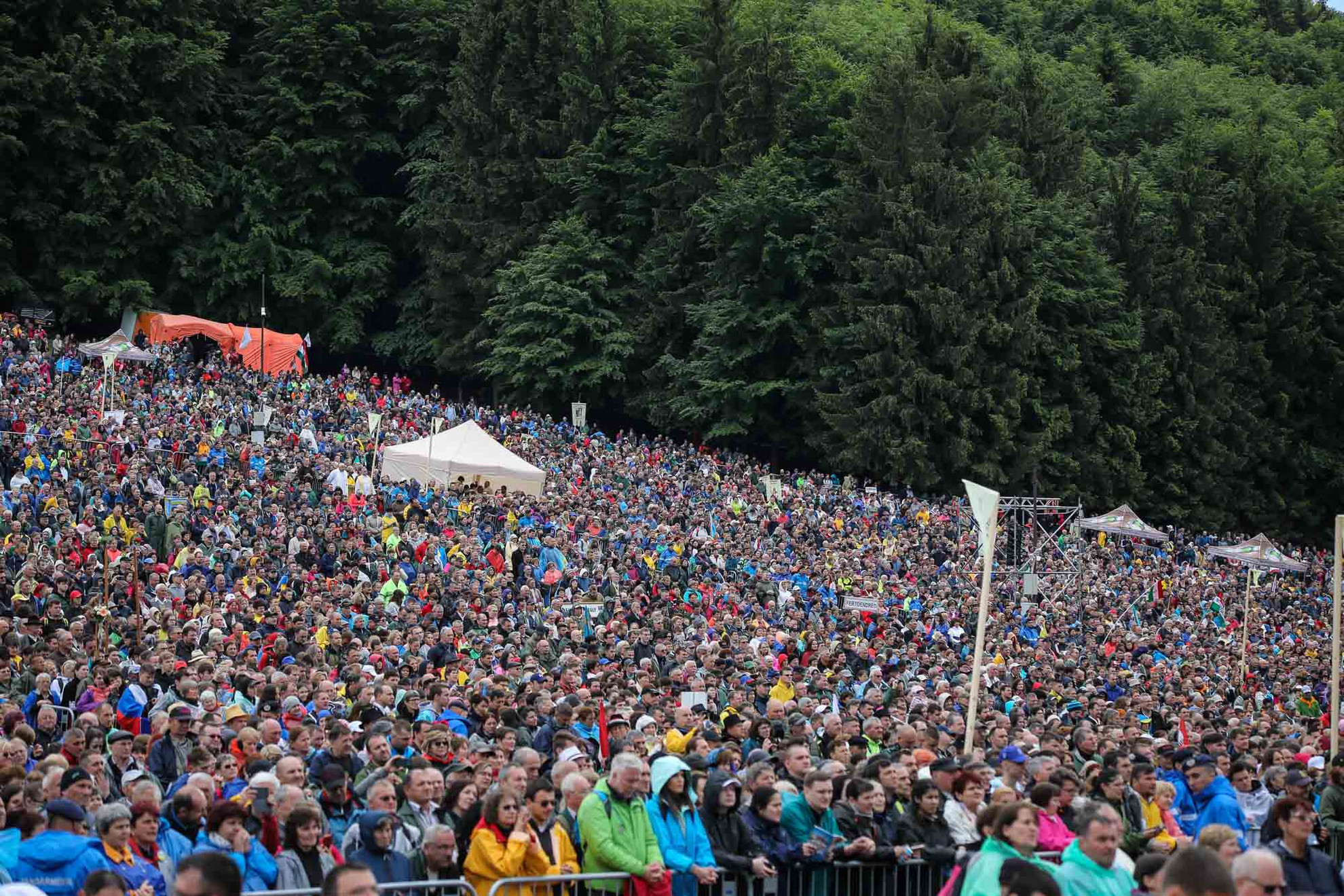 Fotó: MH/Hegedüs Róbert Szépen megtelt hívőkkel a hegynyereg