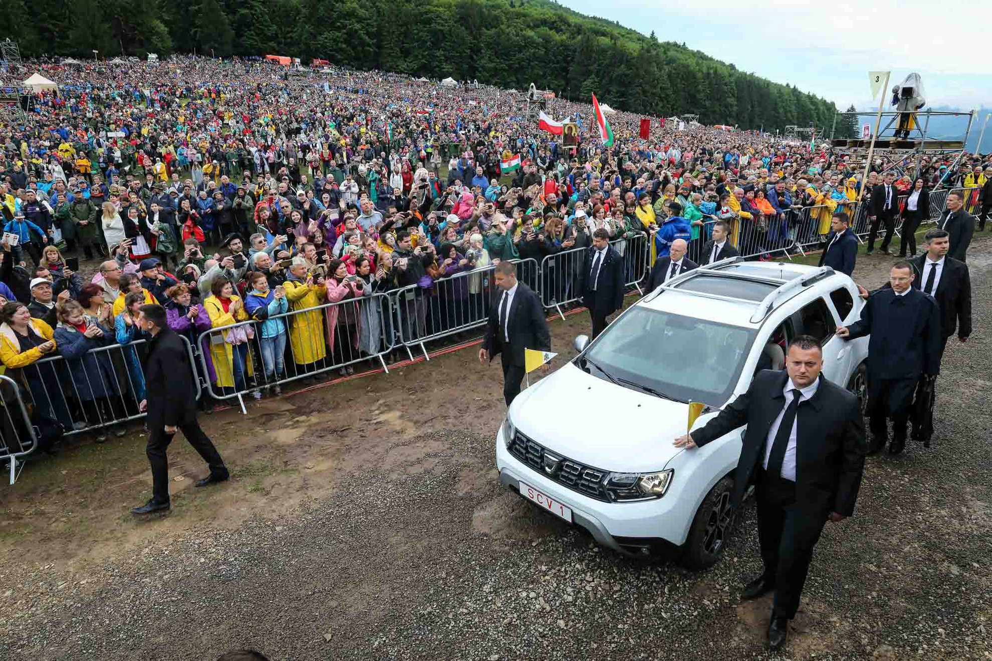 Fotó: MH/Hegedüs Róbert Ferenc pápa távozóban