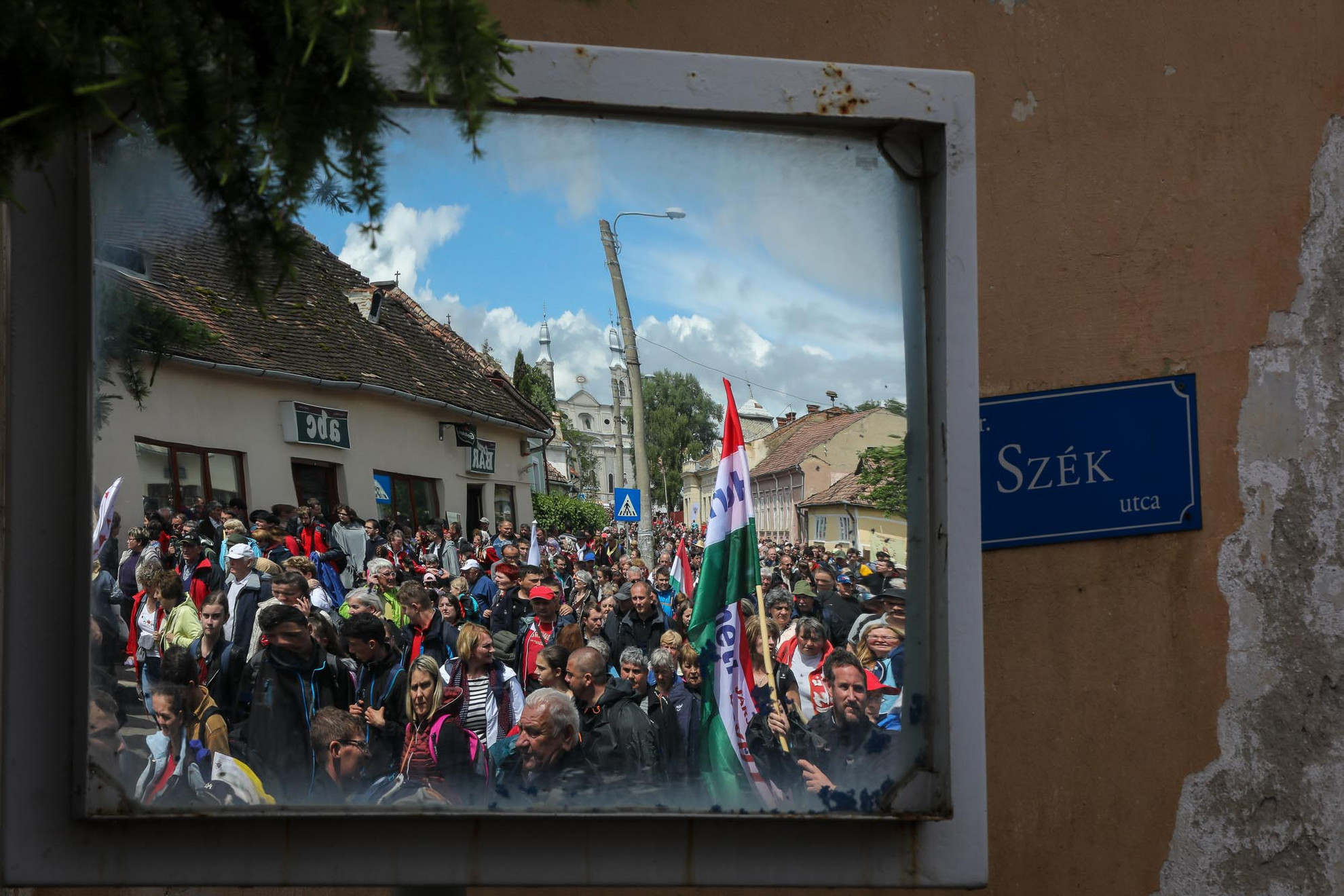 Fotó: MH/Hegedüs Róbert Tükörből nézve is rengetegen vannak