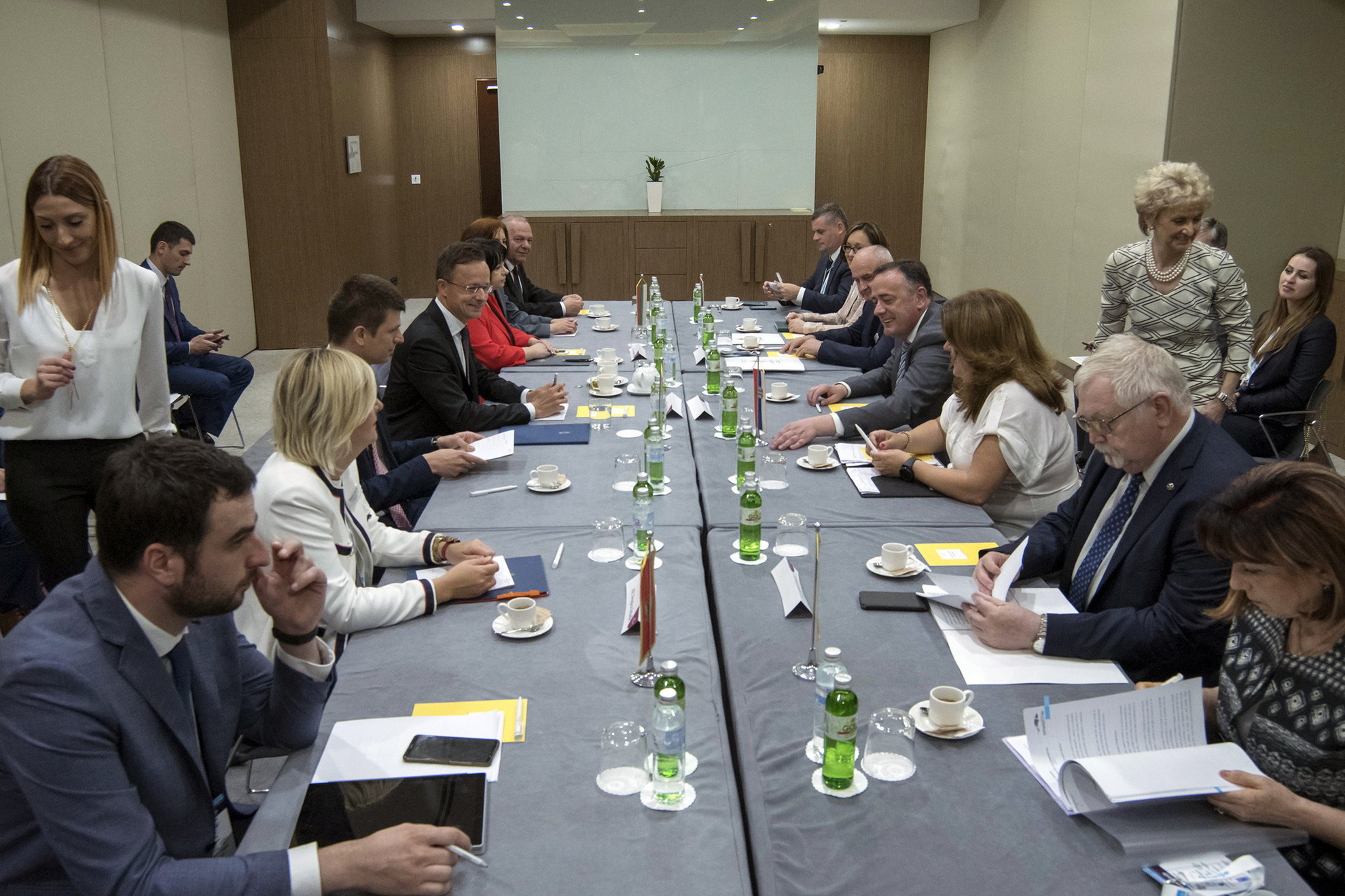 Forrás: MTI/KKM/Burger Zsolt vDragica Sekulic montenegrói gazdasági miniszter (b2), Szijjártó Péter külgazdasági és külügyminiszter (b4), Temenuzska Petrova bolgár energetikai miniszter (b5), Anton Anton román energetikai miniszter (j2), Aleksandar Antic szerb bányászati és energetikai miniszter (j4) és Petar Dokic, Bosznia-Hercegovina energetikai minisztere egyeztetést tart a belgrádi regionális energiabiztonsági konferencia előtt