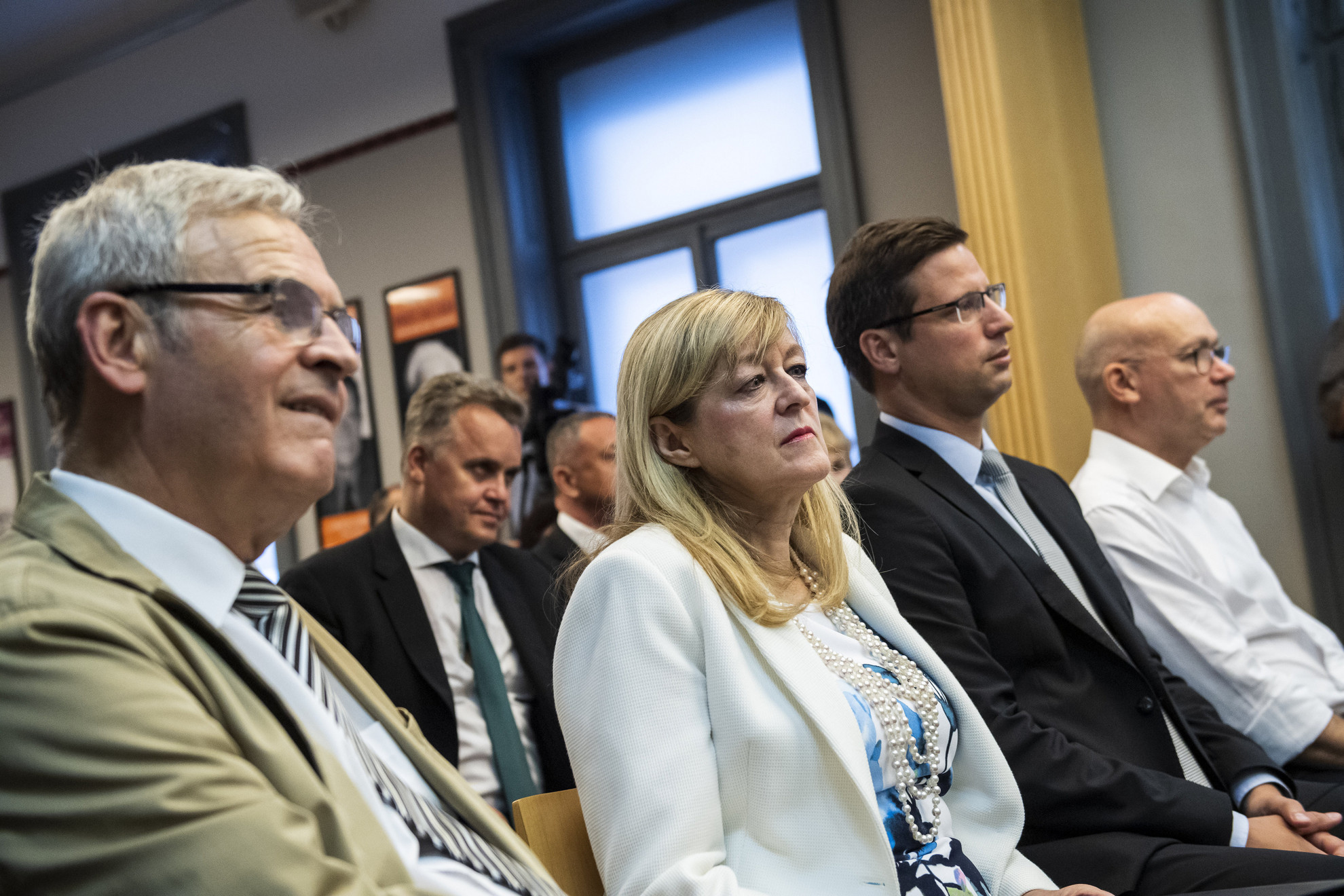 Fotó: MTI/Mónus Márton Tőkés László európai parlamenti képviselő, Schmidt Mária, a Terror Háza Múzeum főigazgatója, Gulyás Gergely, a Miniszterelnökséget vezető miniszter és Péterfalvi Attila, a Nemzeti Adatvédelmi és Információszabadság Hatóság elnöke (b-j) a Nagy Imre és mártírtársai újratemetésének harmincadik évfordulója alkalmából rendezett, 30 éve szabadon című kiállítás megnyitóján a budapesti Terror Háza Múzeumban