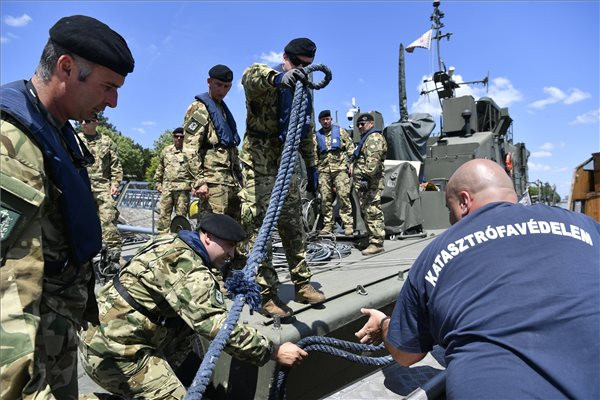A mentőcsapat vízi bázisaként használt Dunaújváros hajó és a legénység tagjai a Margitszigetnél 2019. június 3-án