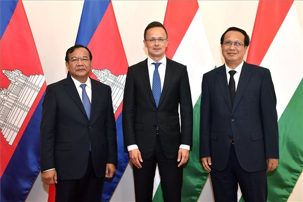 Fotó: MTI/Illyés Tibor Szijjártó Péter(k), Prakk Szokhonn, Kambodzsai külügyi és nemzetközi együttműködési minisztere (b) és Pan Szoraszak kereskedelmi miniszter (j)