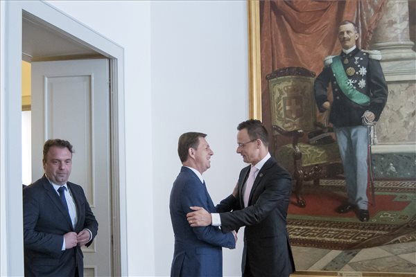 Fotó: MTI/KKM/Burger Zsolt Szijjártó Péter külgazdasági és külügyminiszter (j) és Miro Cerar szlovén külügyminiszter üdvözli egymást