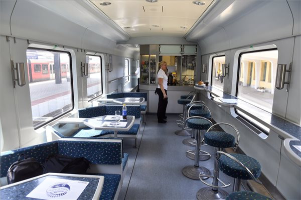 Fotó: MTI/Máthé Zoltán Étkezőkocsi a Budapest-Déli-Székesfehérvár között közlekedő különvonaton 2019. június 13-án. Június közepétől a MÁV-Start forgalomba állítja tesztjelleggel a Balaton expresszeken az étkezőkocsikat, amelyeken melegkonyha is működik majd