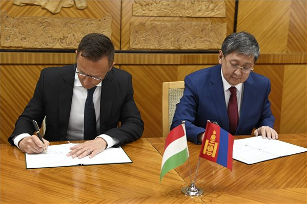 Fotó: MTI/KKM/Mitko Sztojcsev Szijjártó Péter és Cs. Hurelbátar mongol pénzügyminiszter együttműködési megállapodást ír alá a Kormánypalotában, Ulánbátorban