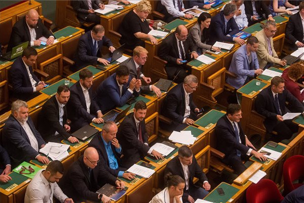 Fotó: MTI/Balogh Zoltán Ellenzéki képviselők szavaznak a plenáris ülésen