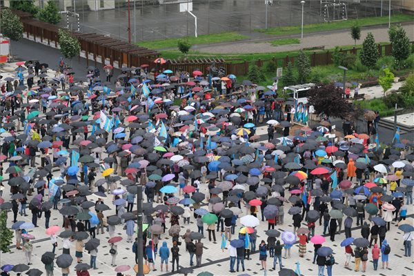 Fotó: MTI/Veres Nándor A demonstráción az úzvölgyi katonatemető államosításának leállítását, a sírkert eredeti állapotának helyreállítását és Hargita megye prefektusának lemondását, vagy leváltását követelték