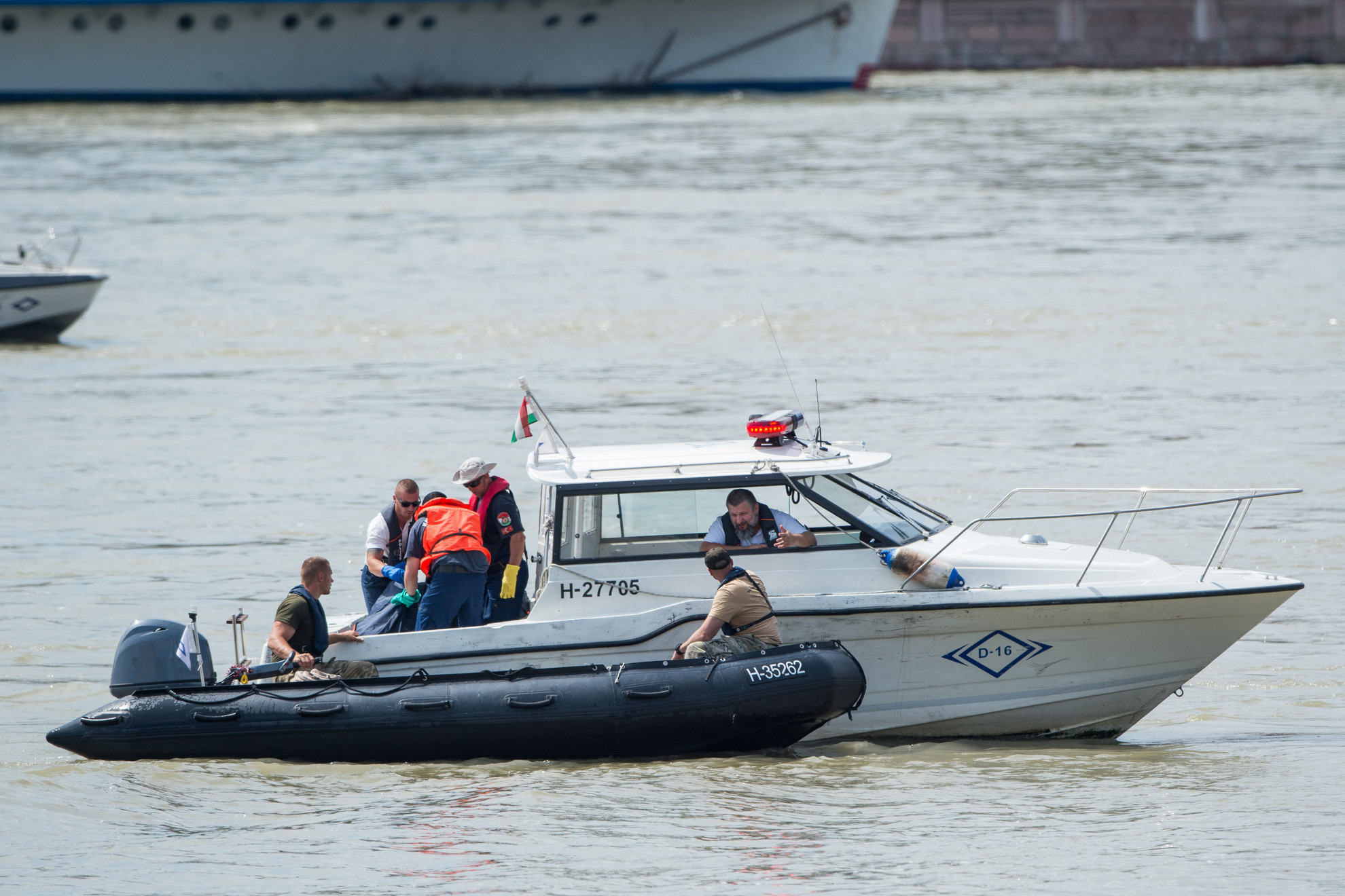 A hajóroncsból felhozott holttestet rendőrségi motorcsónakkal készülnek elvinni a balesetben elsüllyedt Hableány turistahajó közelében