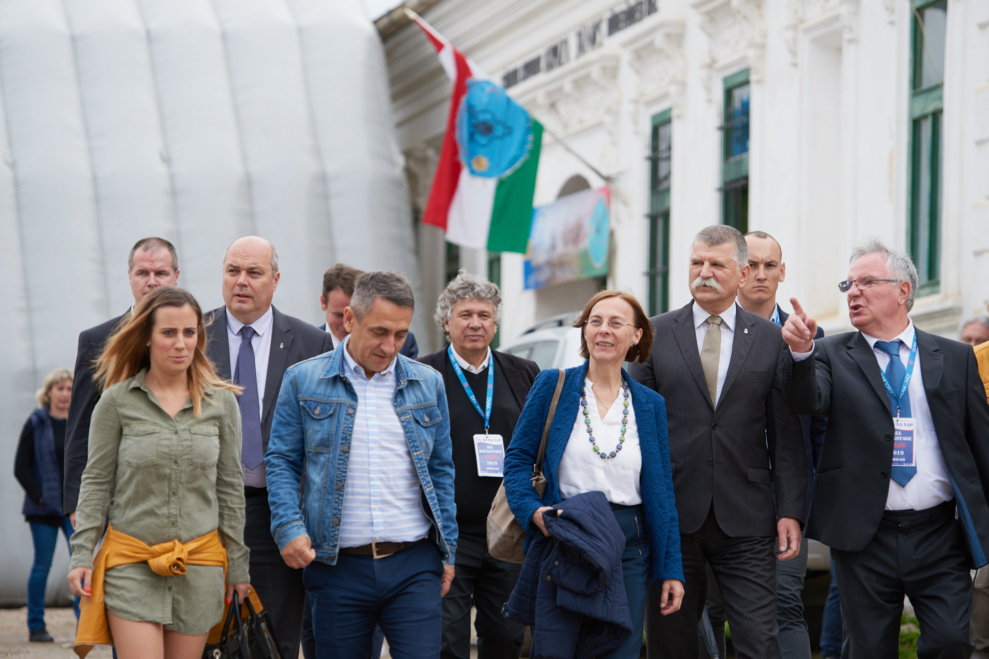 Fotó: MTI/Biró István Dobos Menyhért (j), a Duna Médiaszolgáltató Nonprofit Zrt. vezérigazgatója, Kövér László (j2), az Országgyűlés elnöke (j2, elöl), Potápi Árpád János (b2, elöl) nemzetpolitikáért felelős államtitkár, Balogh László a Közszolgálati Közalapítvány Kuratóriumának elnöke (középen a második sorban) a VI. Duna Napon