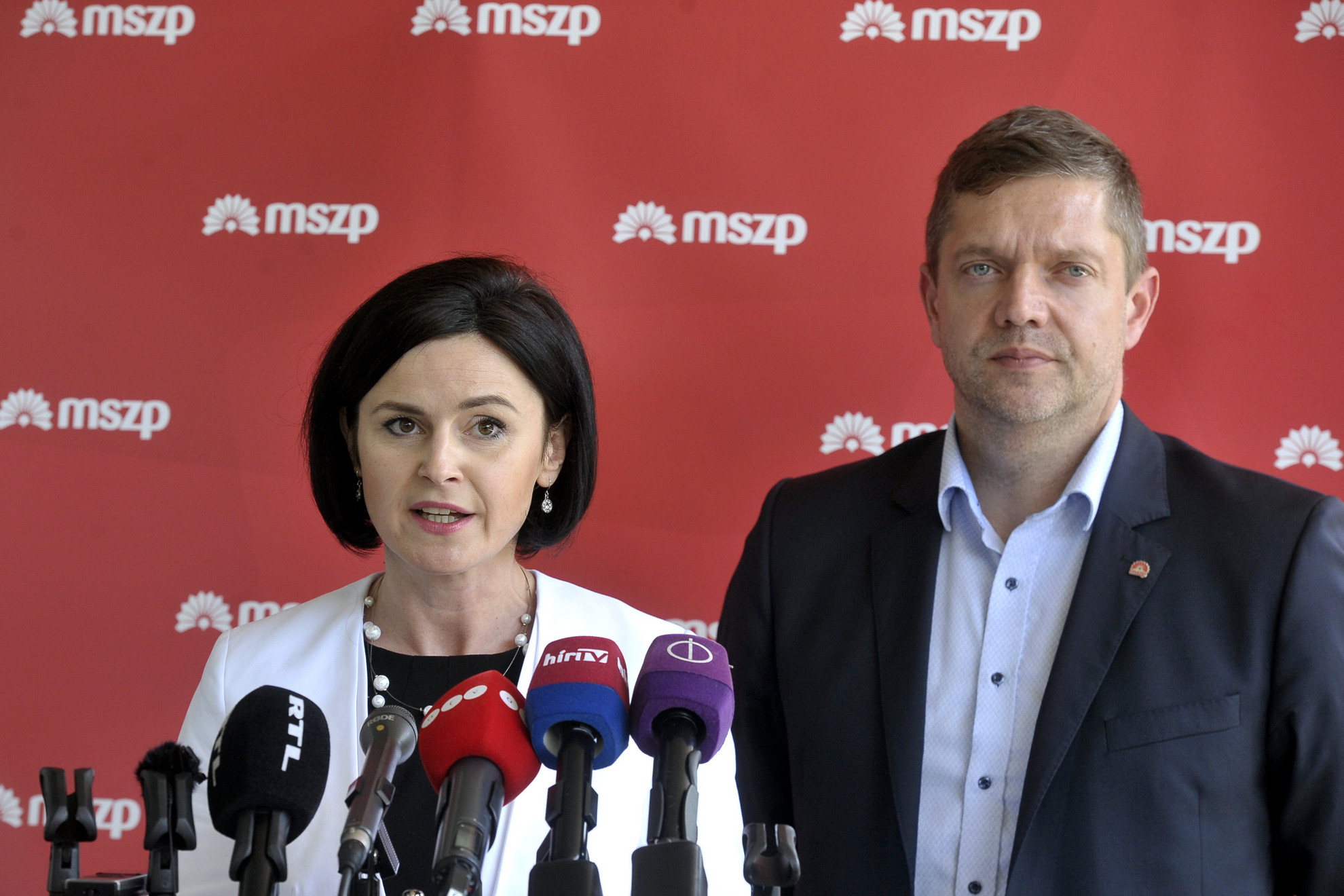 Fotó: MTI/Kovács Attila Kunhalmi Ágnes, az MSZP választmányának elnöke és Tóth Bertalan, az MSZP elnöke sajtótájékoztatót tart a testület ülésének szünetében