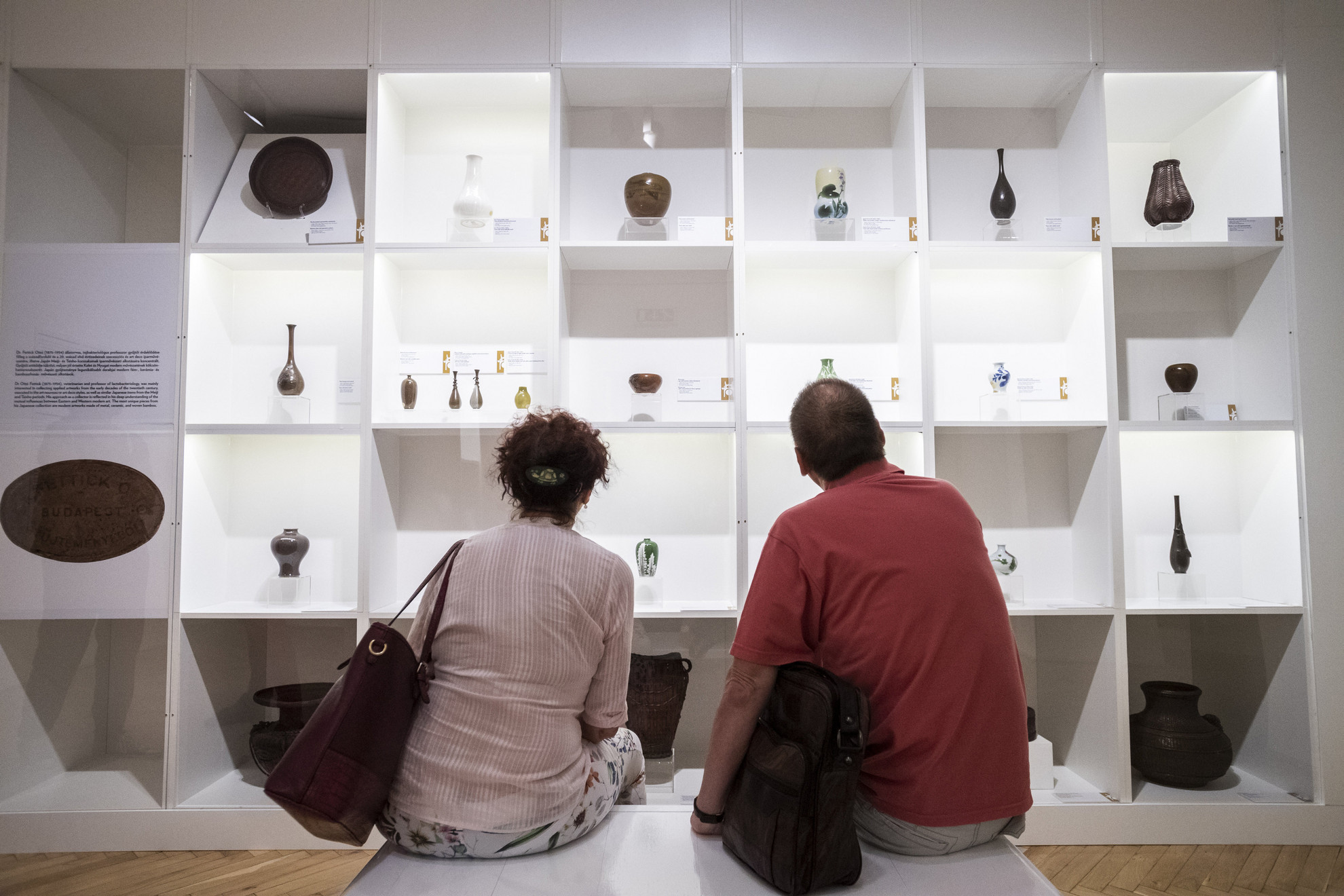 Fotó: MTI/Mónus Márton Érdeklődők a Made in Asia - Százéves a Hopp Múzeum című kiállításon 2019. június 19-én, a megnyitó napján