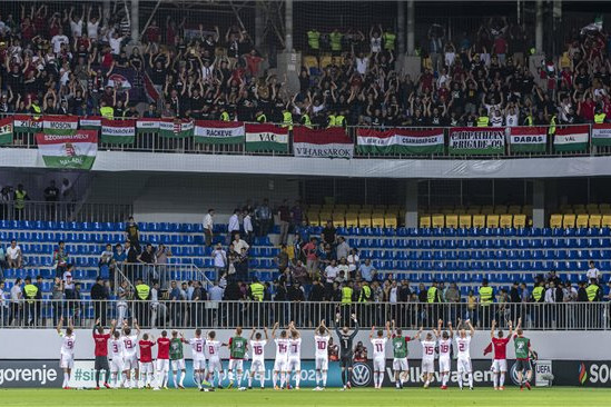 Forrás: MTI/Szigetváry Zsolt A győztes magyar válogatott játékosai köszöntik a szurkolókat