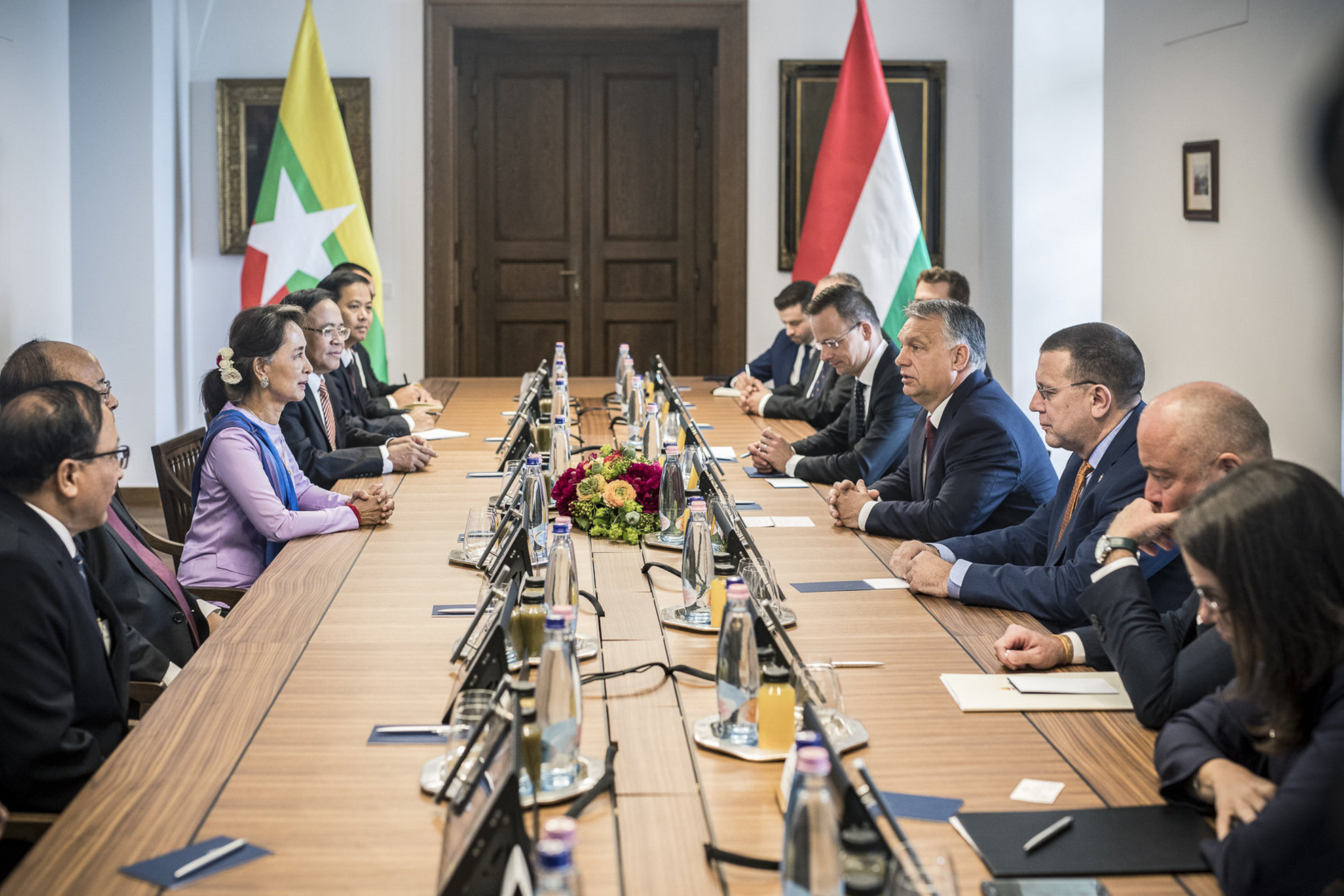Fotó: MTI/Miniszterelnöki Sajtóiroda Orbán Viktor miniszterelnök (j4) megbeszélést folytat Aung Szan Szú Kji mianmari államtanácsossal (b3) a Karmelita kolostorban