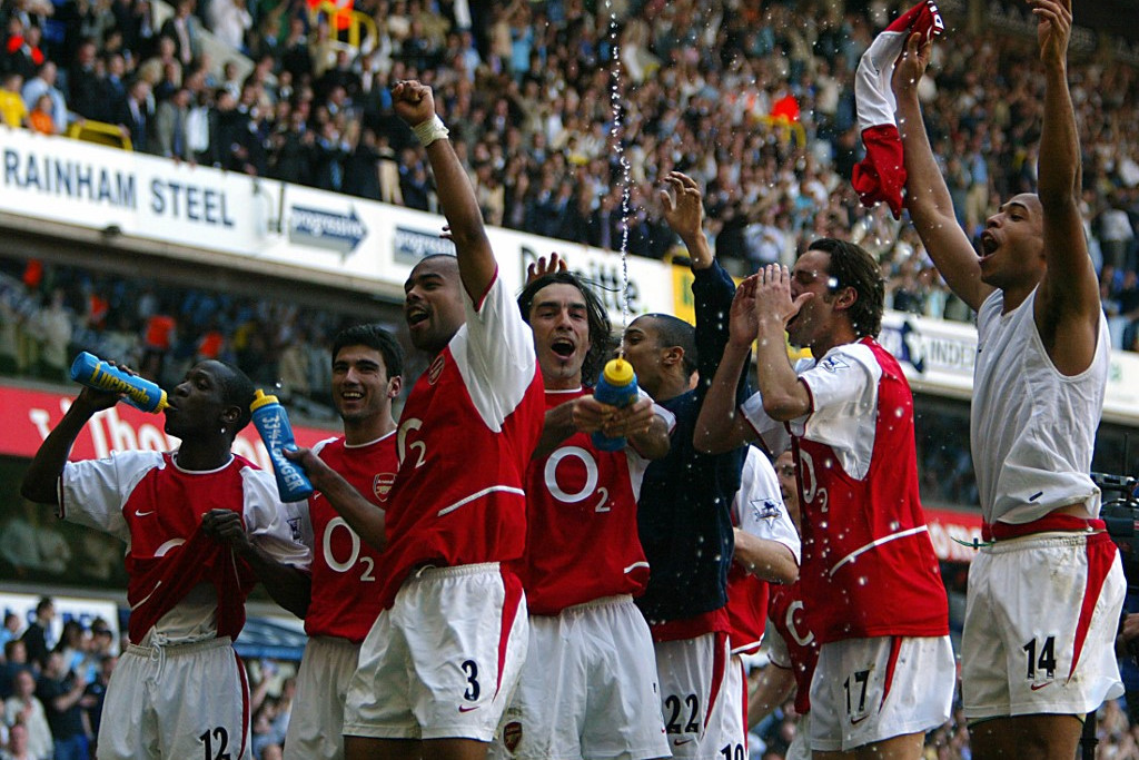 Fotó: AFP/Odd Andersen Tagja volt az Arsenal 2004-ben veretlenül bajnok gárdájának. Itt épp az aranyérem megszerzését ünneplik a társakkal, balról a második Reyes