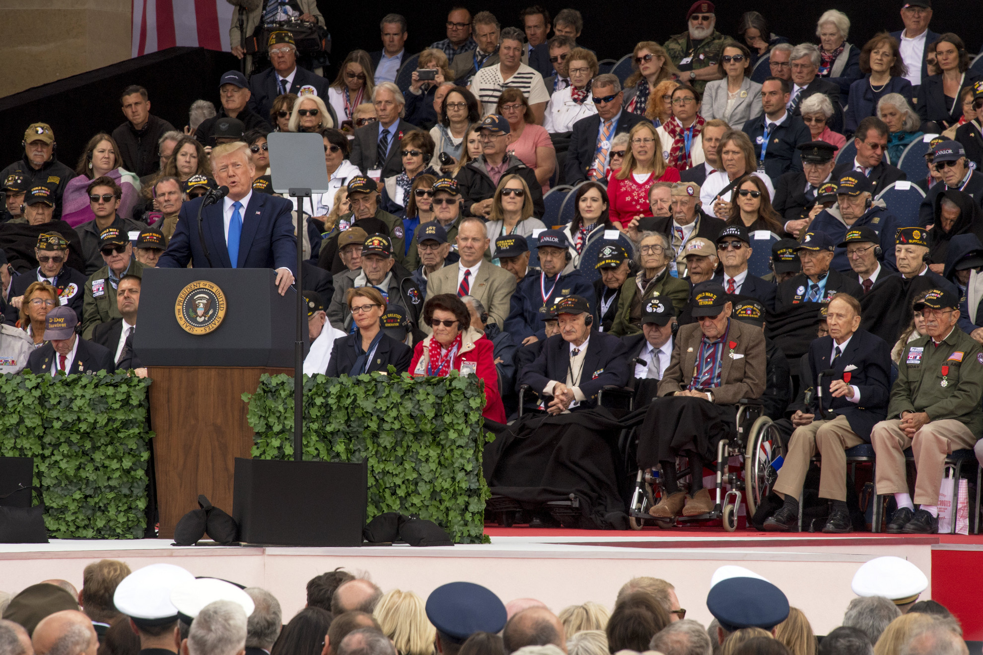 Fotó: MTI/Szalay-Berzeviczy Attila Donald Trump amerikai elnök beszédet mond a normandiai partraszállás hetvenötödik évfordulója alkalmából tartott megemlékezésen a nyugat-franciaországi Colleville-sur-Mer amerikai katonai temetőjében