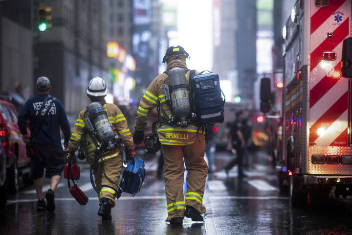 Fotó: Johannes EISELE / AFP Helikopter zuhant egy felhőkarcolóra New York Manhattan negyedében