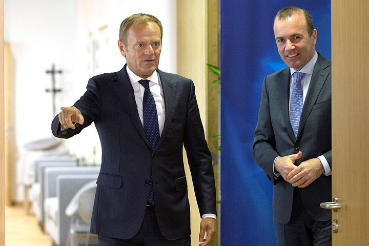 Fotó: AFP/Virginia Mayo Merkel is elengedheti Manfred Weber kezét