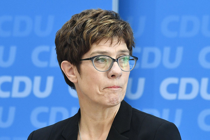 Annegret Kramp-Karrenbauer lesz az új német védelmi miniszter