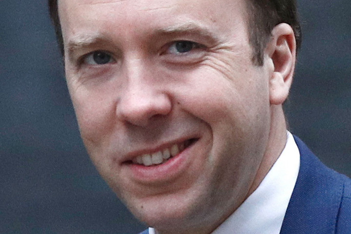 Hatan maradtak állva a brit Konzervatív Pártban az egészségügyi miniszter visszalépése után