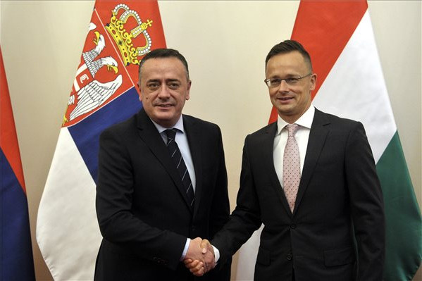Szijjártó megállapodást írt alá Szerbiával a gázvezeték-építésről