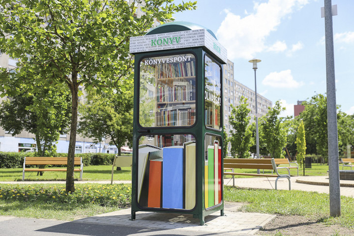 Fotó: gyorplusz.hu/Marcali Gábor Könyves pavilonná alakítottak át egy telefonfülkét Győrben