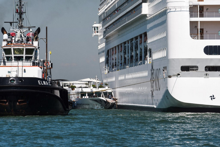 Turistahajónak ütközött egy tengerjáró hajó Velencében, többen megsérültek