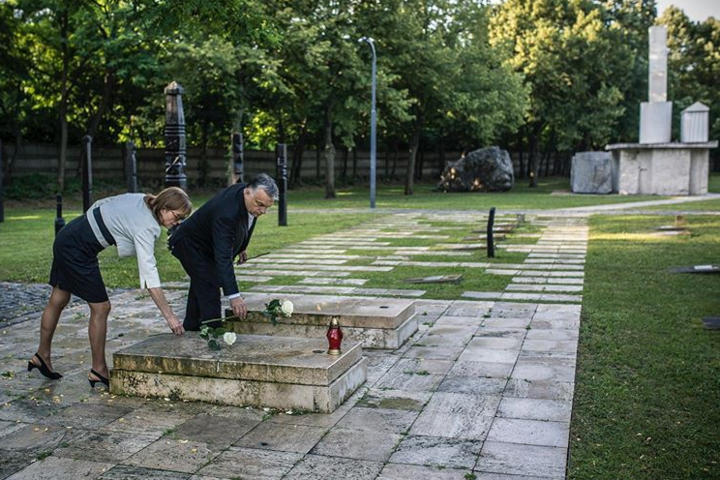 Orbán Viktor és felesége virágot vitt Nagy Imre sírjához