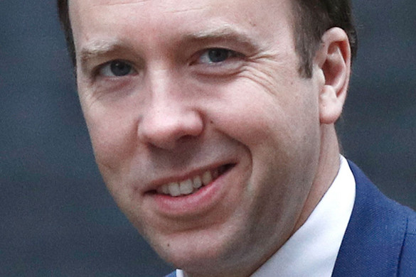 Hatan maradtak állva a brit Konzervatív Pártban az egészségügyi miniszter visszalépése után