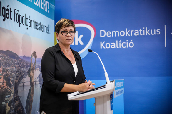 Kálmán Olga magyarázza a bizonyítványát