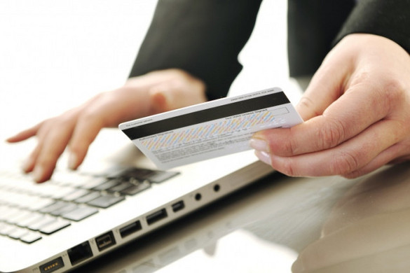Internetes csalás miatt vádat emeltek egy fegyveres biztonsági őr ellen