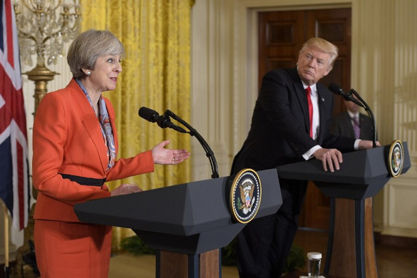 A brit kormányfővel és globális cégek vezetőivel tart üzleti fórumot Trump