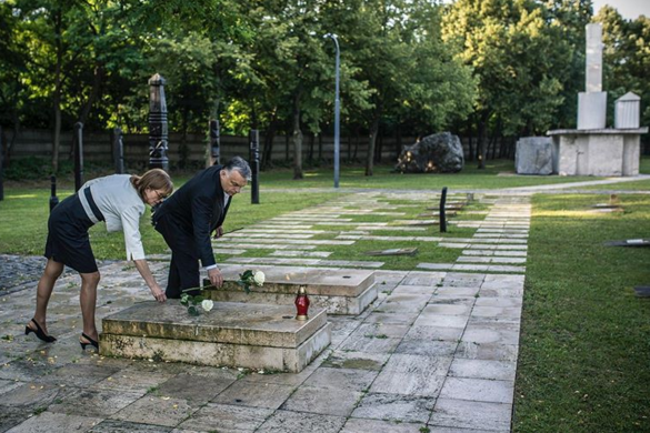 Orbán Viktor és felesége virágot vitt Nagy Imre sírjához