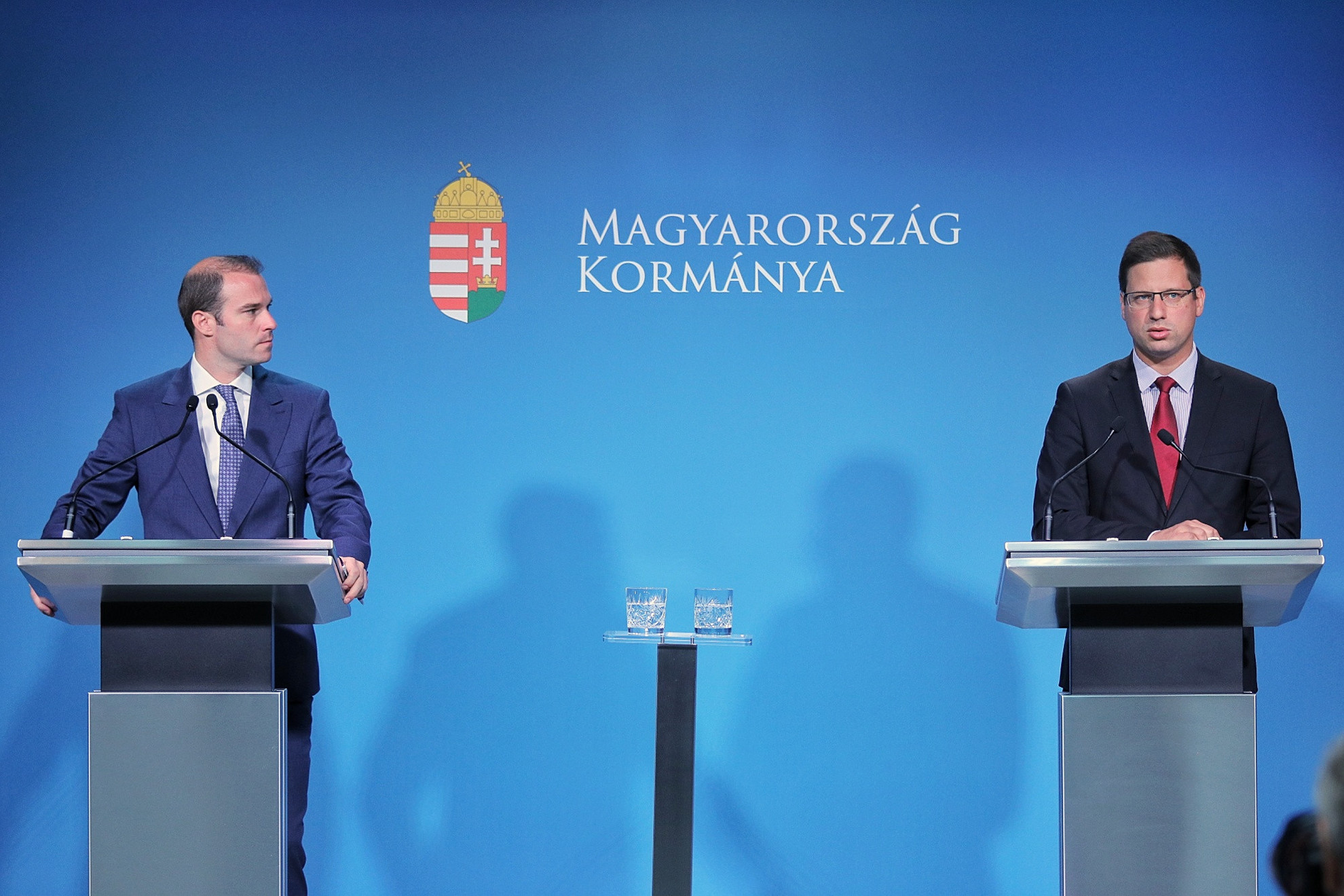 Fotó: MH/Papajcsik Péter Hollik István (b) kormányszóvivő és Gulyás Gergely (j) miniszterelnökséget vezető miniszter a kormányinfón