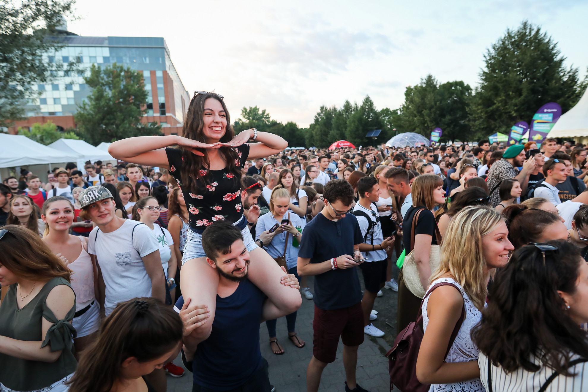 Diákok örülnek a budapesti Pont Ott Partin, miután kihirdették a felvételi ponthatárokat