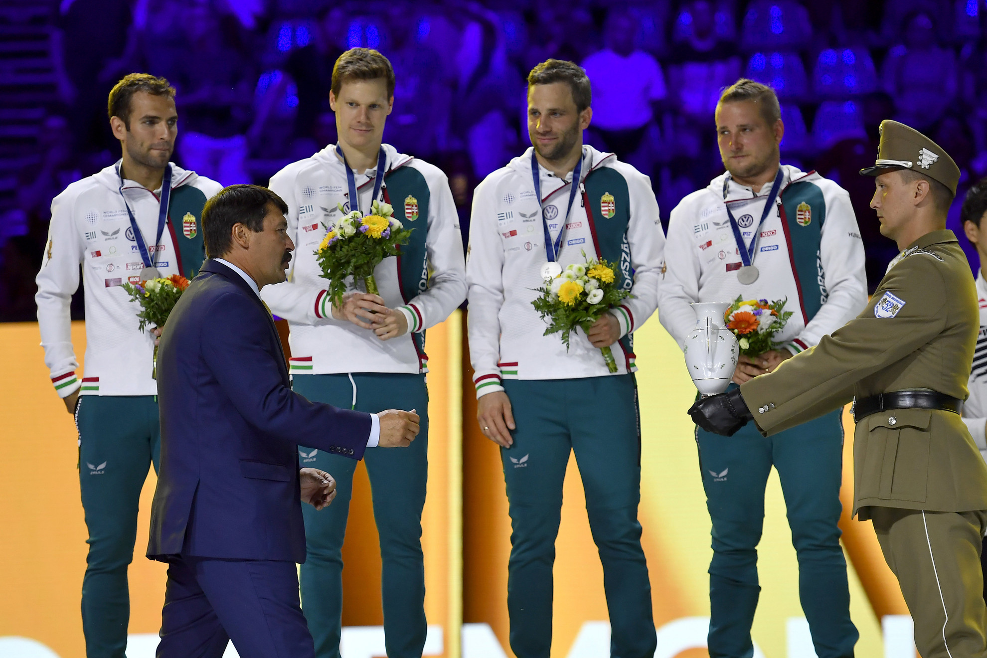 Fotó: MTI/Illyés Tibor Áder János köztársasági elnök adta át az érmeket az ezüstérmes magyar kardcsapatnak: Szilágyi Áron, Szatmári András, Gémesi Csanád és Decsi Tamás (b-j)