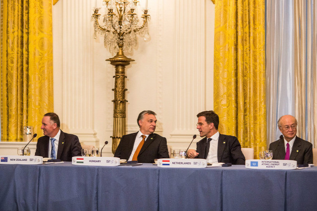Fotó: Miniszterelnöki Sajtóiroda/Sze Orbán Viktor miniszterelnök (b2) a nukleáris biztonságról szóló csúcstalálkozón részt vevő delegációvezetők tiszteletére rendezett vacsorán a washingtoni Fehér Házban 2016. március 31-én. Mellette Mark Rutte holland (j2) és John Key új-zélandi kormányfő (b), jobbról Amano Jukija, a Nemzetközi Atomenergia-ügynökség (NAÜ) főigazgatója
