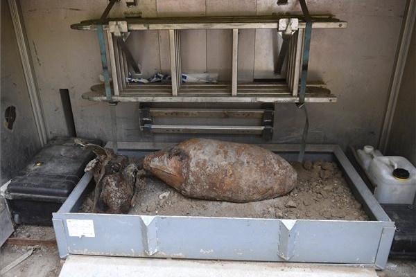Fotó: MTI/Illyés Tibor Hatástalanított, elszállításra váró második világháborús, szovjet gyártmányú, 100 kilogramm tömegű rombolóbomba a tűzszerészek teherautójában