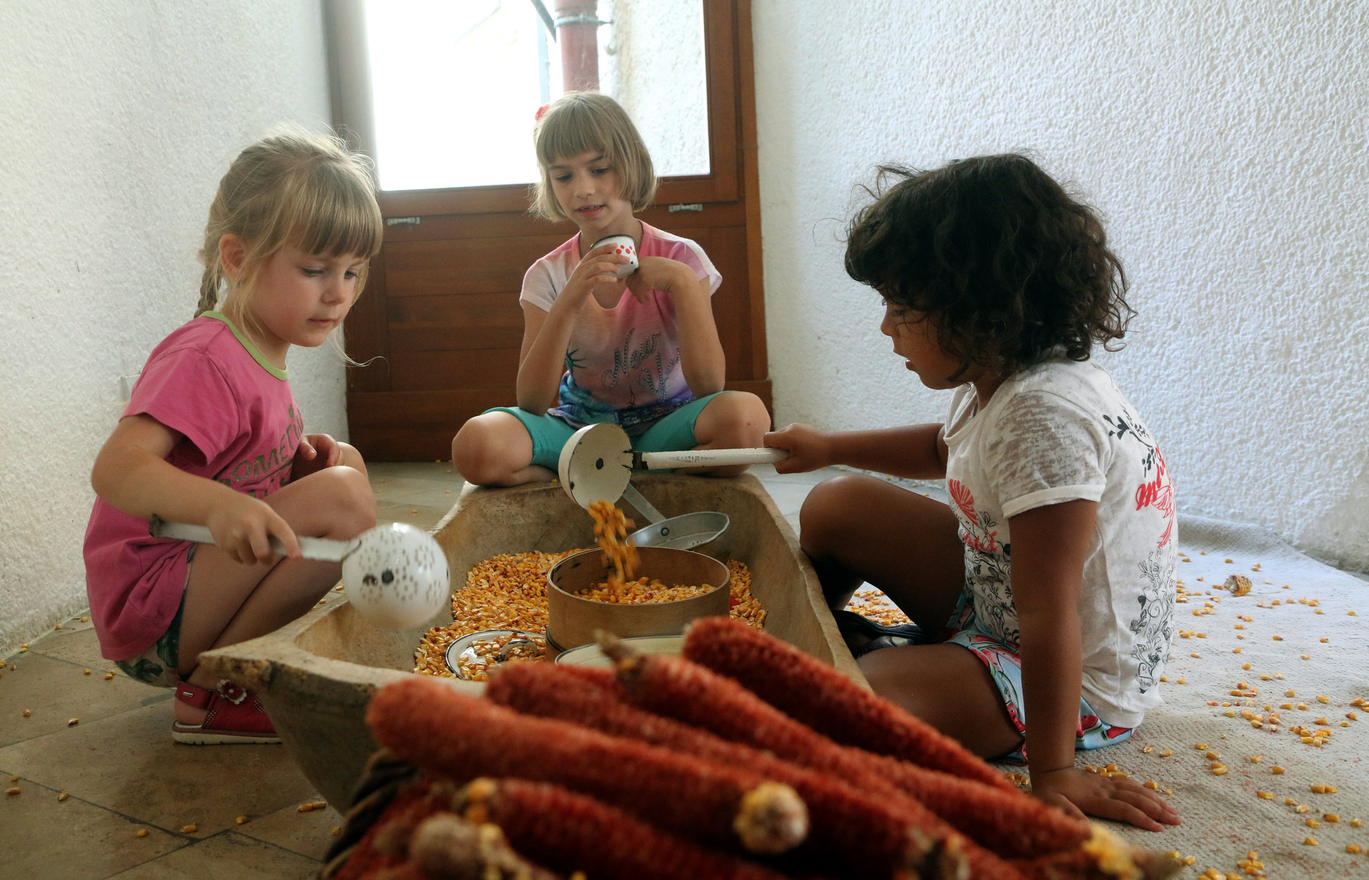 Gyerekek játszanak a külhoni nagycsaládosoknak szervezett Kolompos Táborban a szerencsi Rákóczi-várban