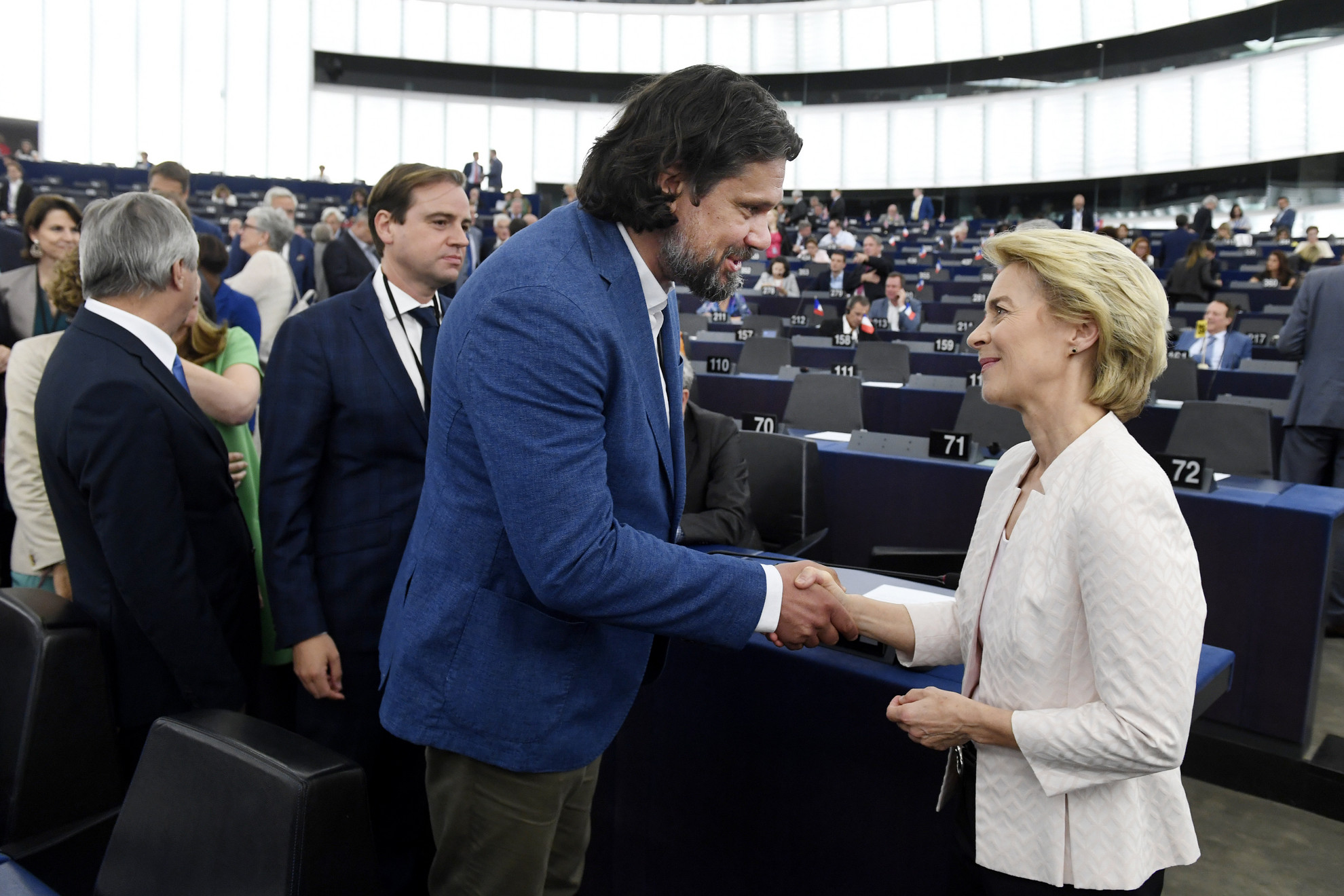 Az Európai Bizottság elnökének megválasztott Ursula von der Leyen német kereszténydemokrata politikusnak gratulál Deutsch Tamás, a Fidesz-KDNP képviselője az Európai Parlament (EP) plenáris ülésén Strasbourgban 2019. július 16-án