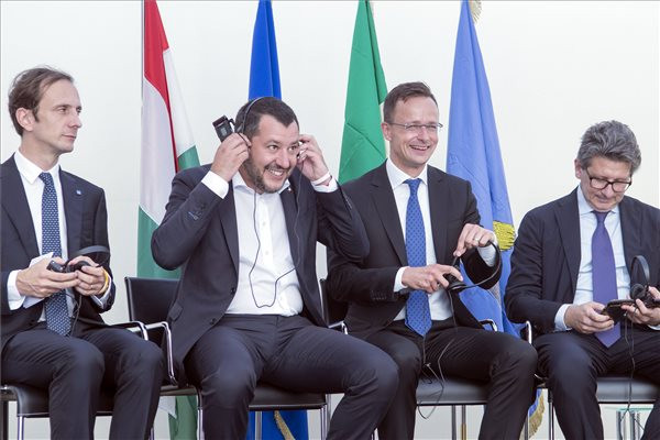 Fotó: MTI/KKM/Burger Zsolt Massimiliano Fedriga, az északkelet-olaszországi Friuli Venezia Giulia tartomány elnöke, Matteo Salvini olasz belügyminiszter, Szijjártó Péter külgazdasági és külügyminiszter és Zéno D' Agostino a trieszti kikötő vezérigazgatója (b-j)
