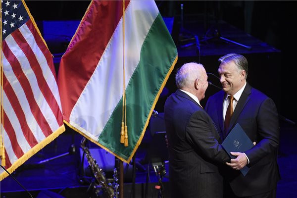 Forrás: MTI/Koszticsák Szilárd David B. Cornstein, az Egyesült Államok budapesti nagykövete (b) és Orbán Viktor miniszterelnök az amerikai nemzeti ünnep, a függetlenség napja 243. évfordulója tiszteletére rendezett fogadáson