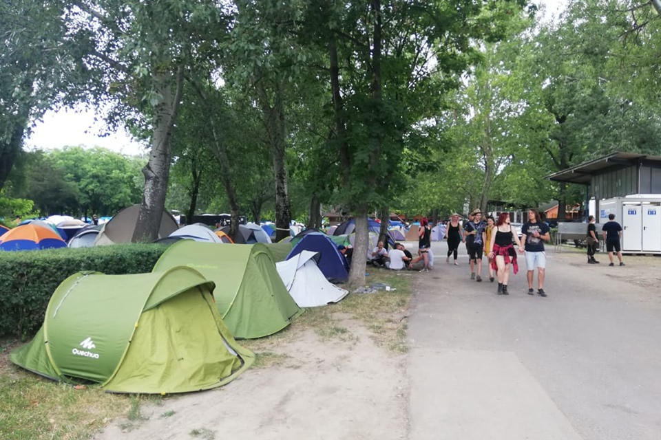 Fotó: MH A korán érkezők már dél körül a kempinggel ismerkedtek