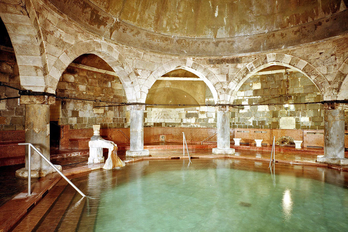 Forrás: MTI/Szamosi János Törökfürdő a Rudasban, 1987
