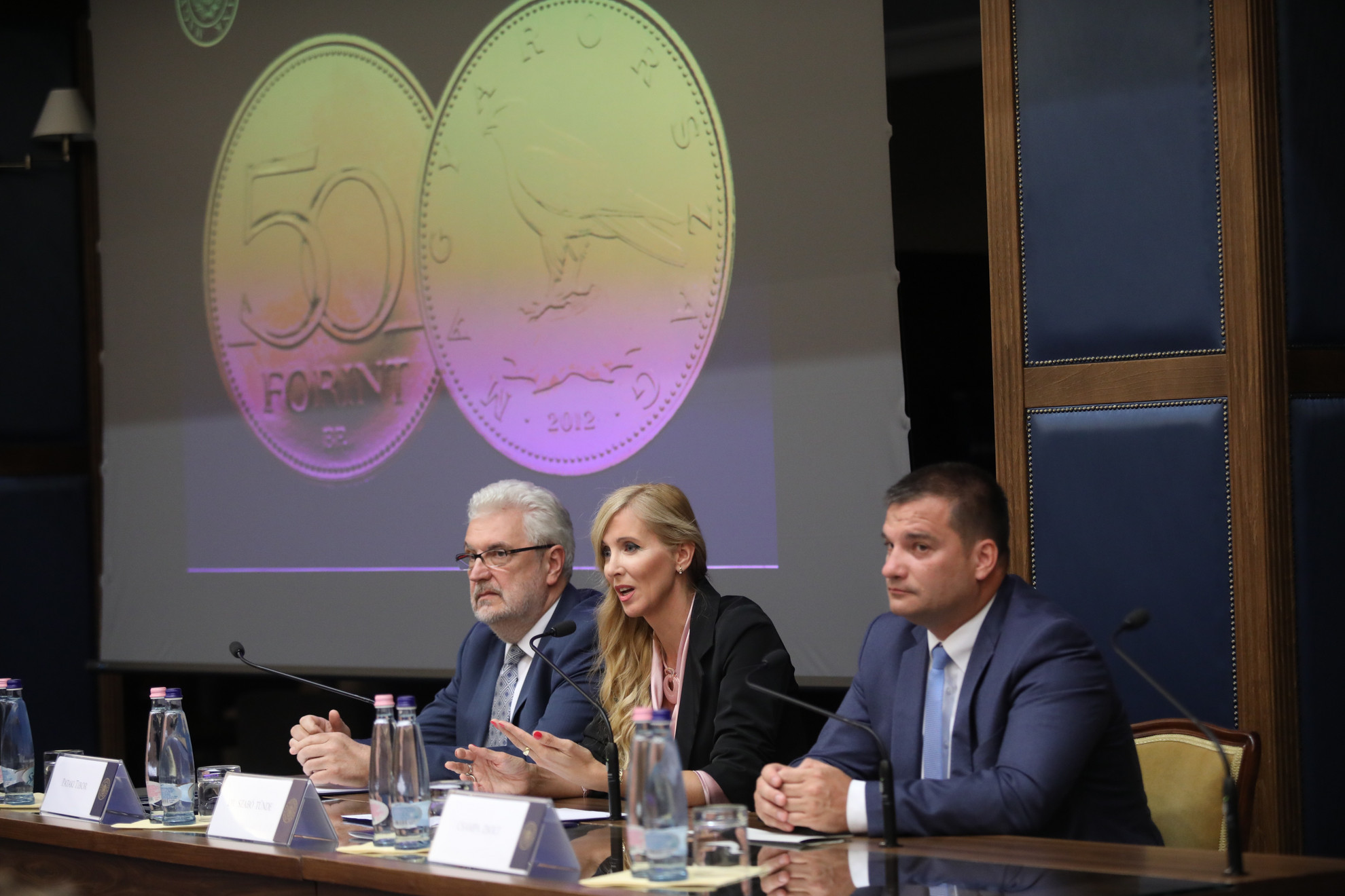 Fotó: MH/Bodnár Patrícia Pataki Tibor, az MNB igazgatója, Szabó Tünde sportért felelős államtitkár és Csampa Zsolt, a Magyar Vívószövetség elnöke az érmét bemutató sajtótájékoztatón
