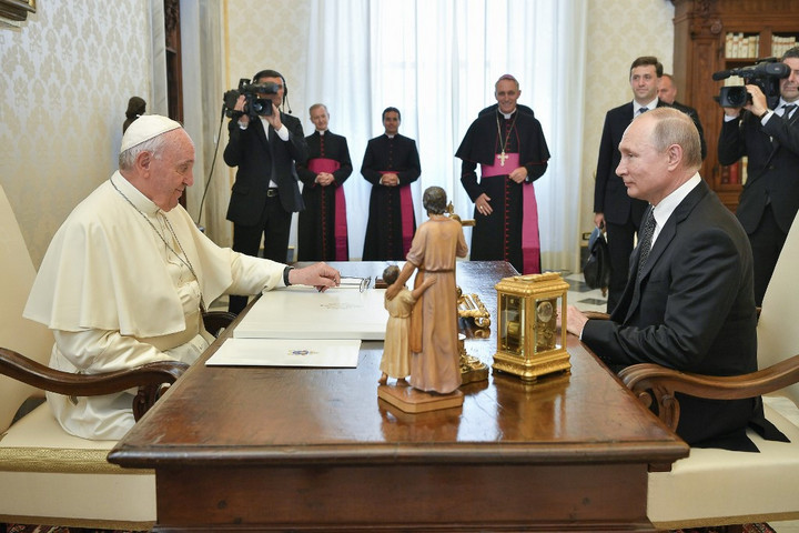 Fotó: AFP/ VATICAN MEDIA Majdnem egy órás volt Ferenc pápa és Vlagyimir Putyin találkozója