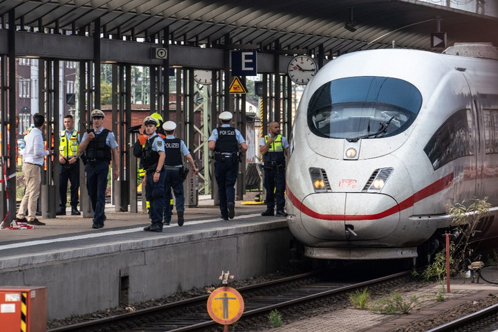 Fotó: AFP/DPA/Frank Rumpenhorst Vonat elé löktek egy anyát gyermekével Frankfurtban