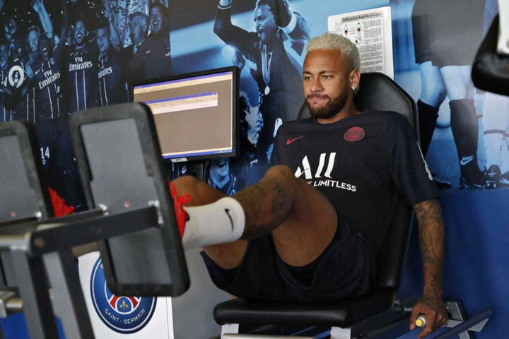 Fotó: Twitter.com Egy párizsi és egy barcelonai szék – a pad alá kerülhet Neymar